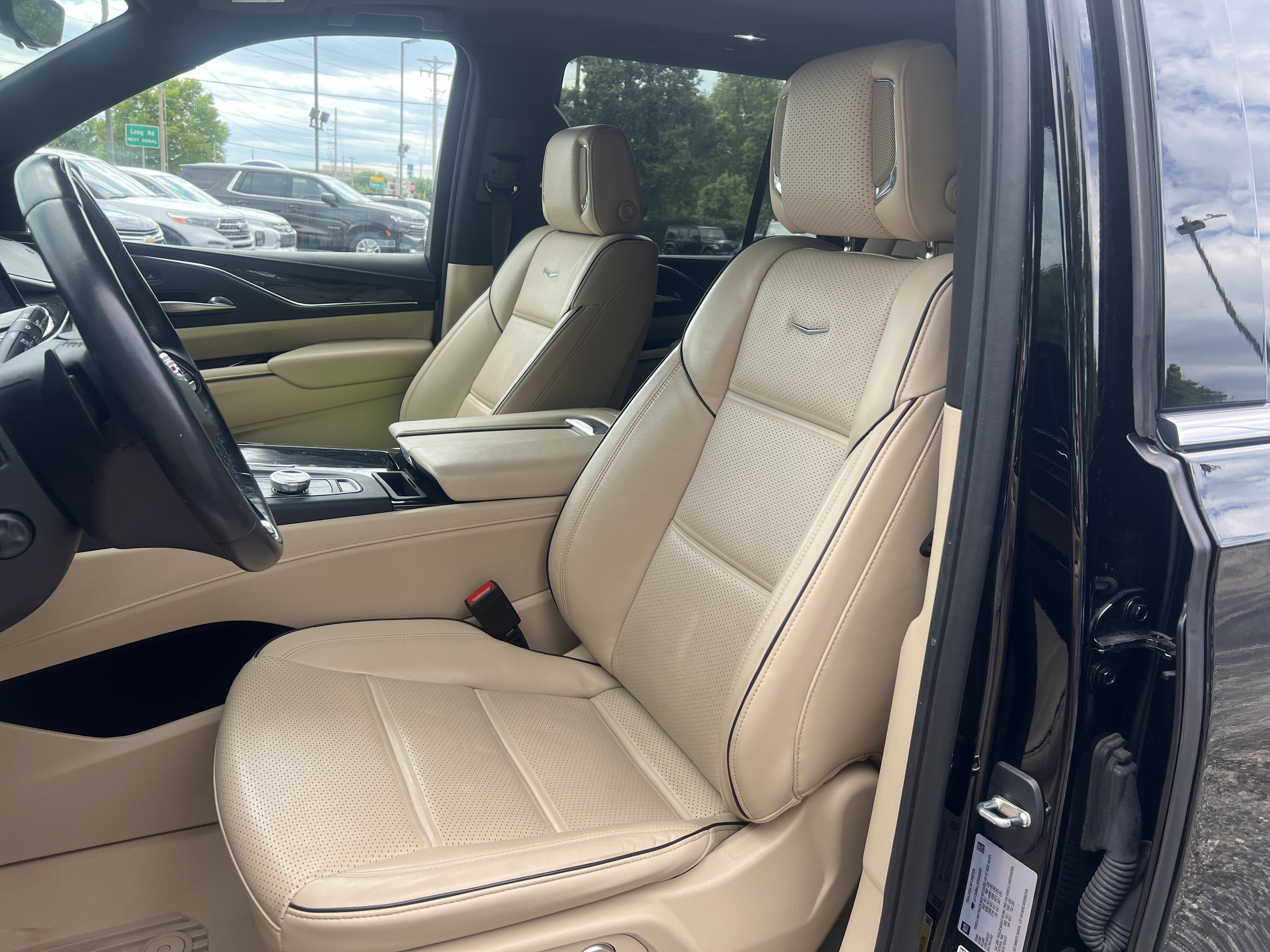Used 2023 Cadillac Escalade Premium Luxury w/ LPO, Floor Liner Package AWD/4WD image 9