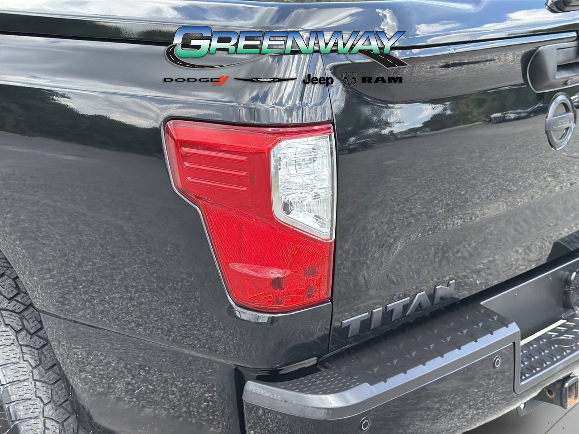 Used 2019 Nissan Titan SV w/ SV Convenience Package RWD image 7