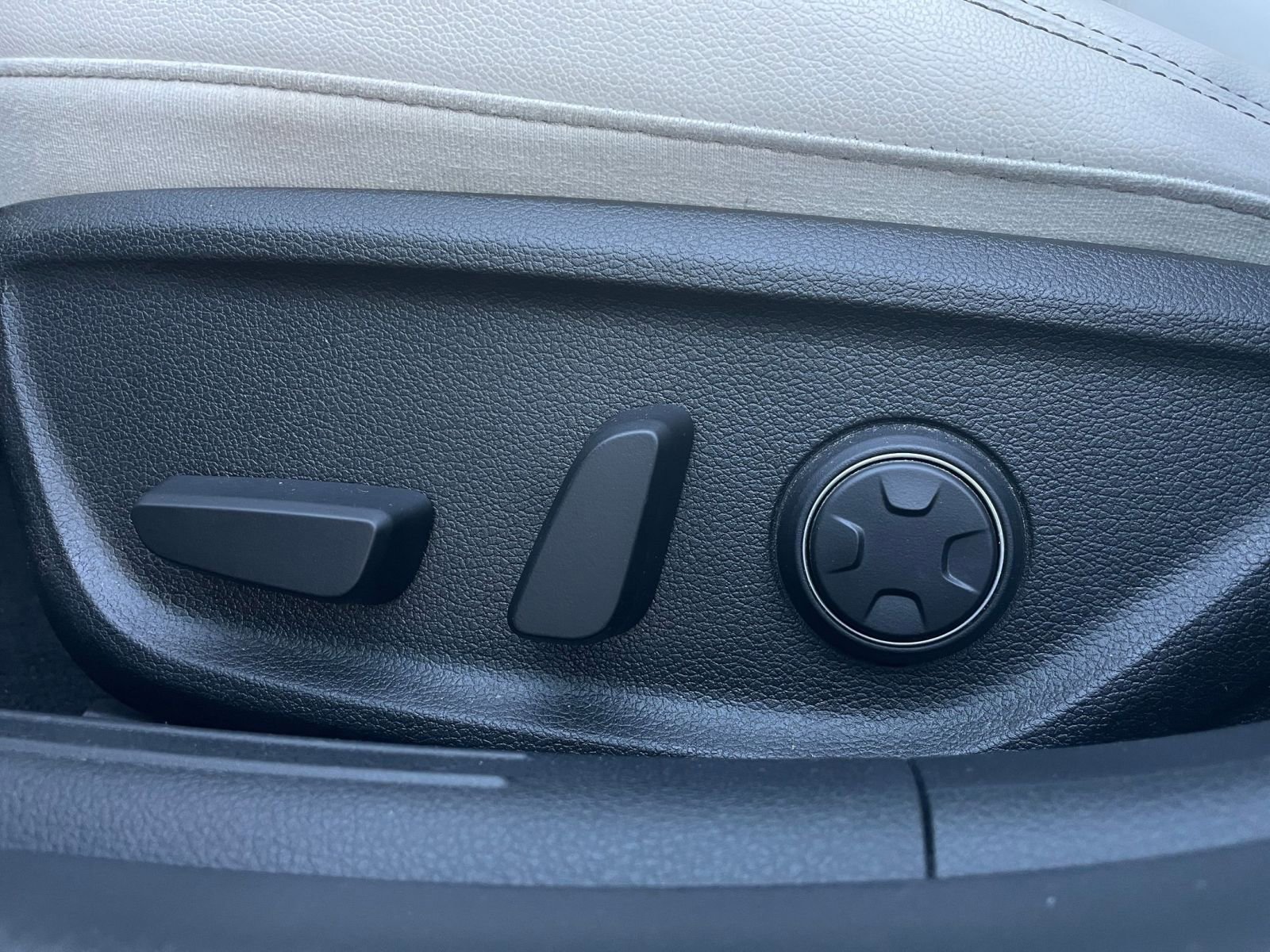 Used 2025 Genesis G70 2.5T image 23