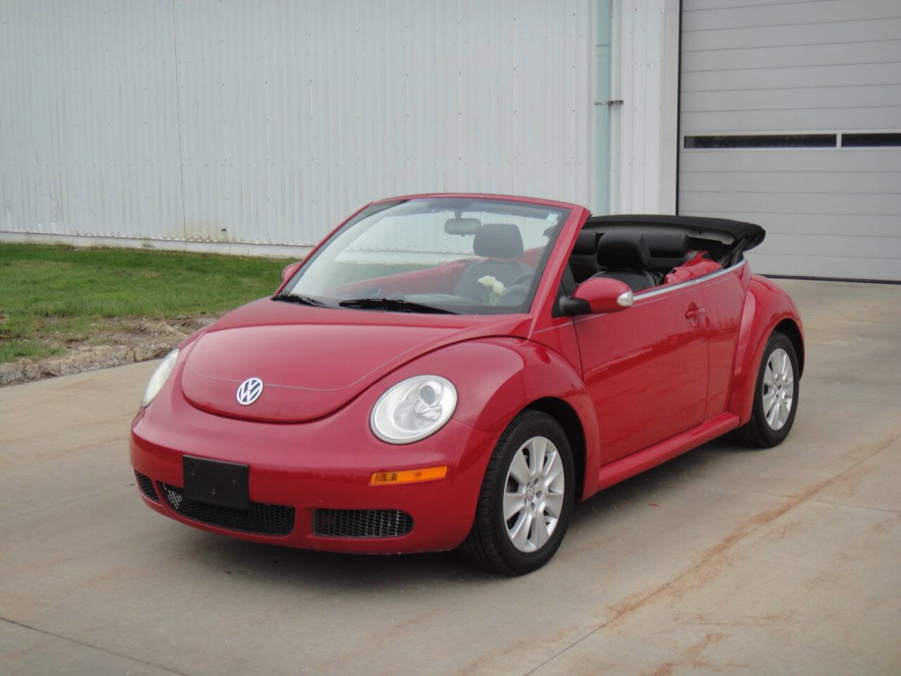Used 2010 Volkswagen Beetle Final Edition FWD image 2