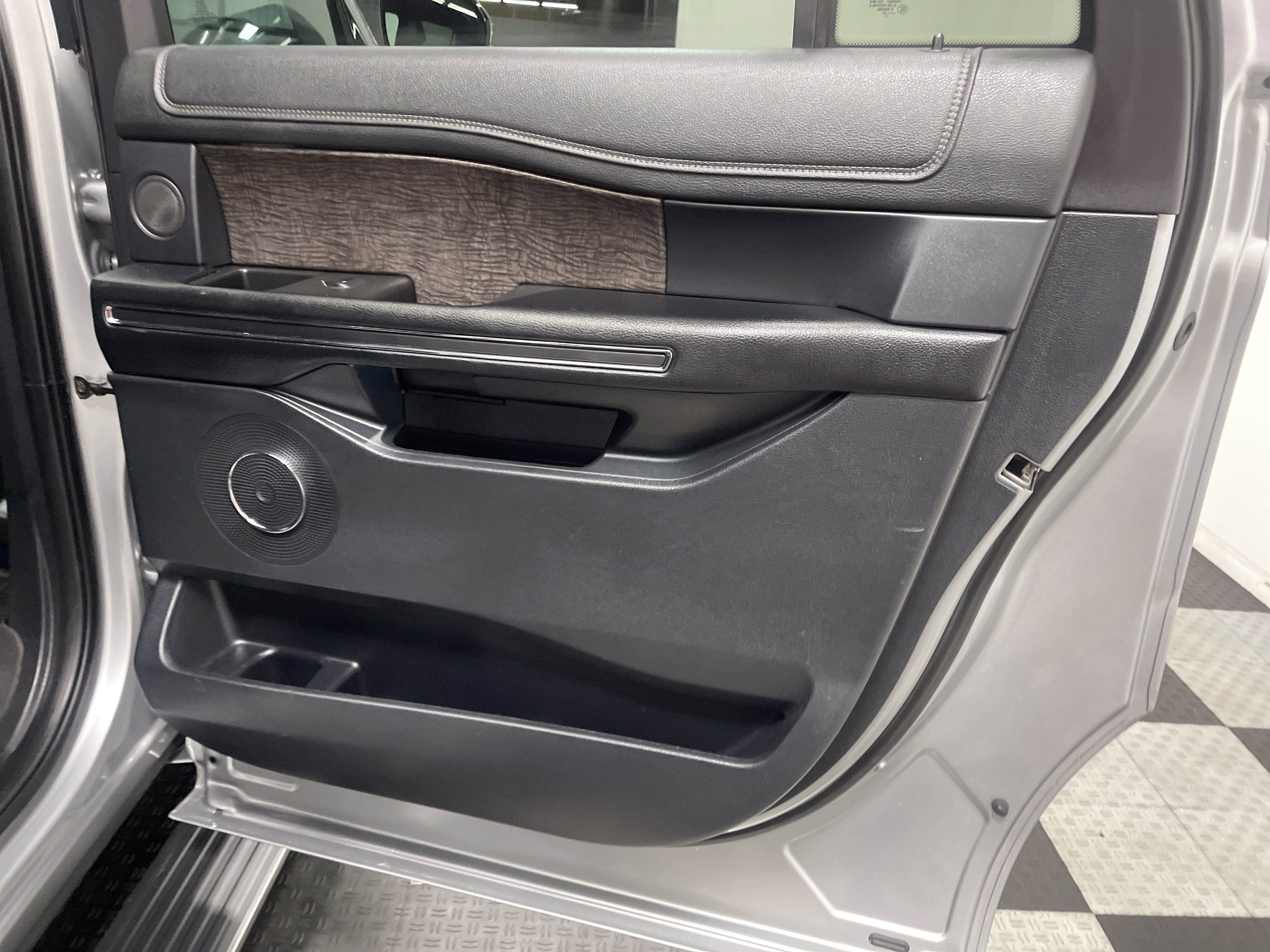 Used 2021 Ford Expedition Max Limited image 19