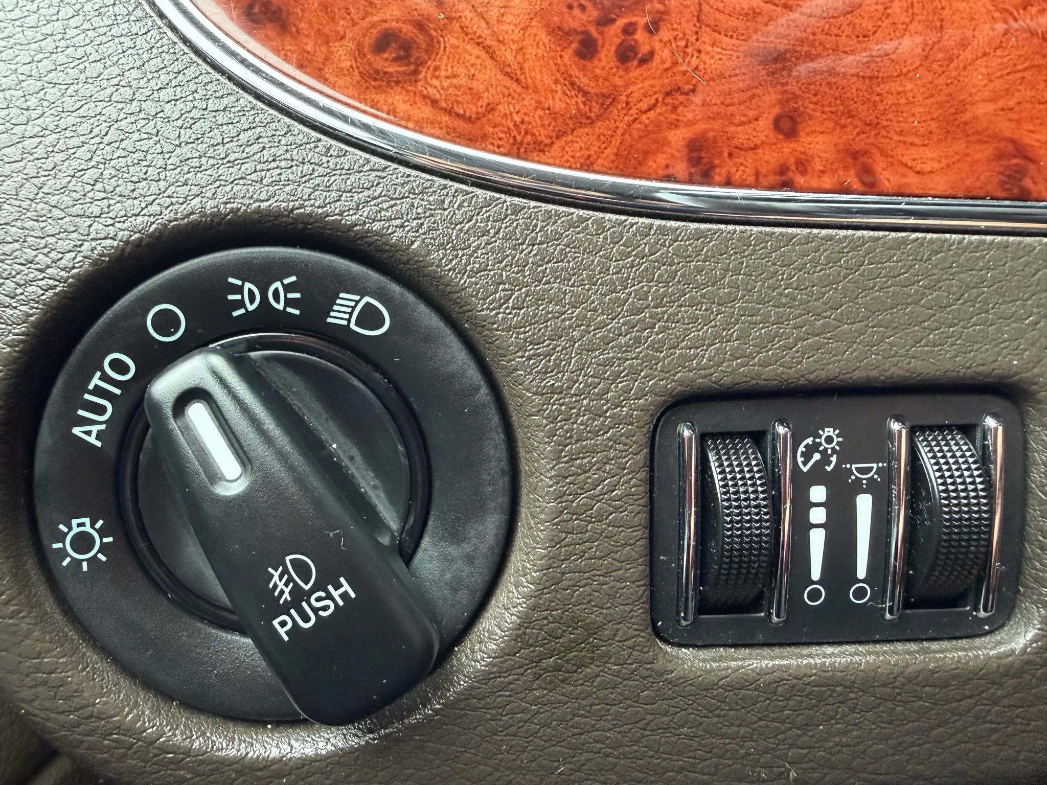 Used 2015 Chrysler Town & Country Touring-L w/ Driver Convenience Group image 25