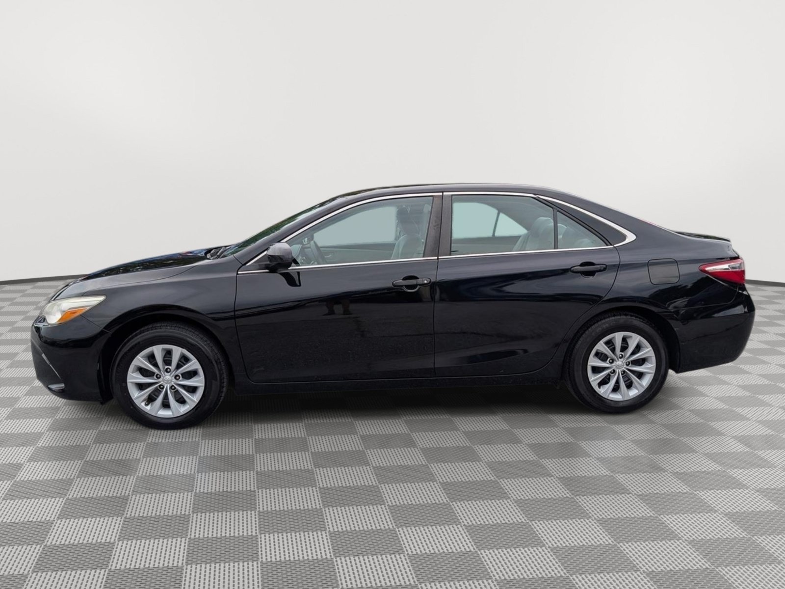 Used 2017 Toyota Camry LE FWD image 2