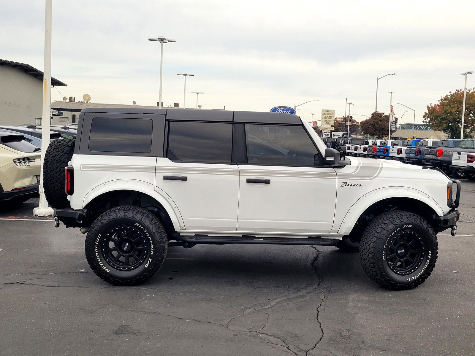 Used 2023 Ford Bronco Wildtrak image 3