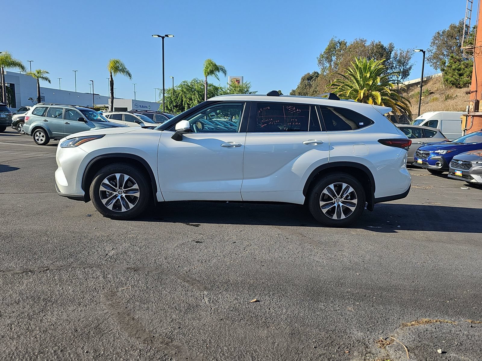 Used 2024 Toyota Highlander XLE FWD image 4