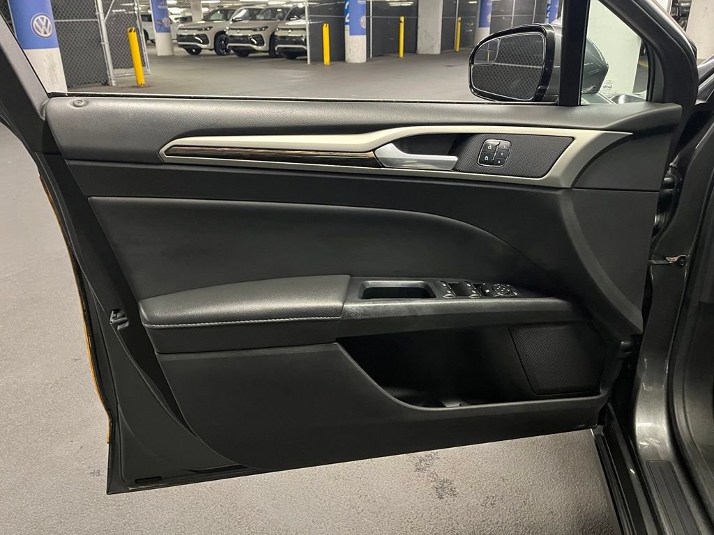 Used 2016 Ford Fusion SE w/ Equipment Group 202A FWD image 13