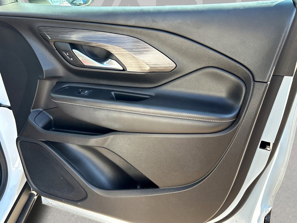 Used 2023 GMC Terrain SLT image 13