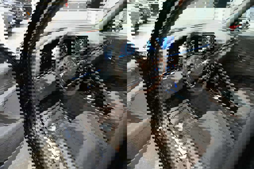 Used 2025 Hyundai Elantra SEL image 15