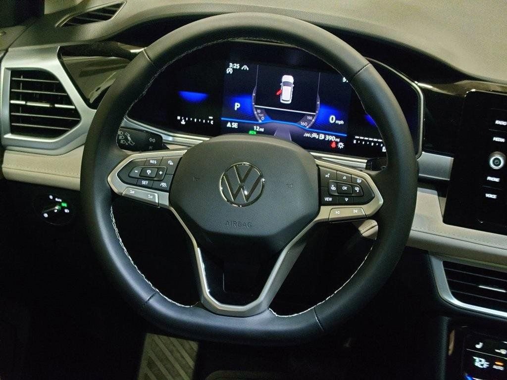 New 2025 Volkswagen Taos SE image 15