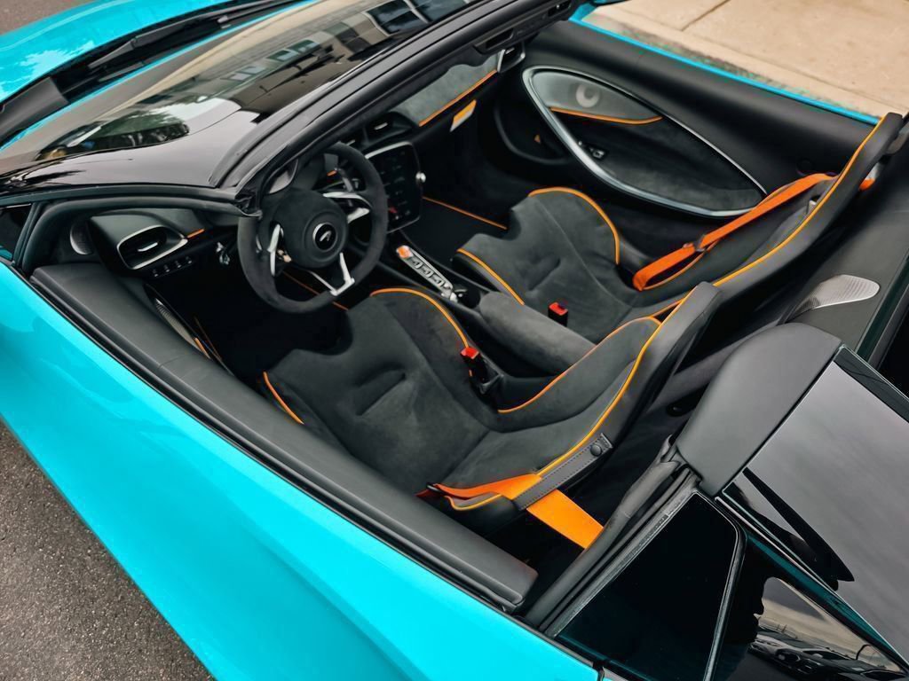 Used 2025 McLaren Artura Spider image 28