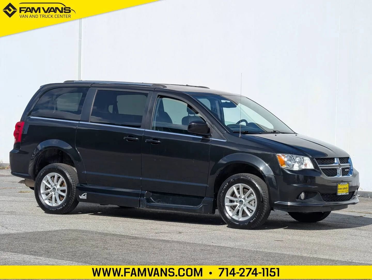 Used 2019 Dodge Grand Caravan SXT image 2