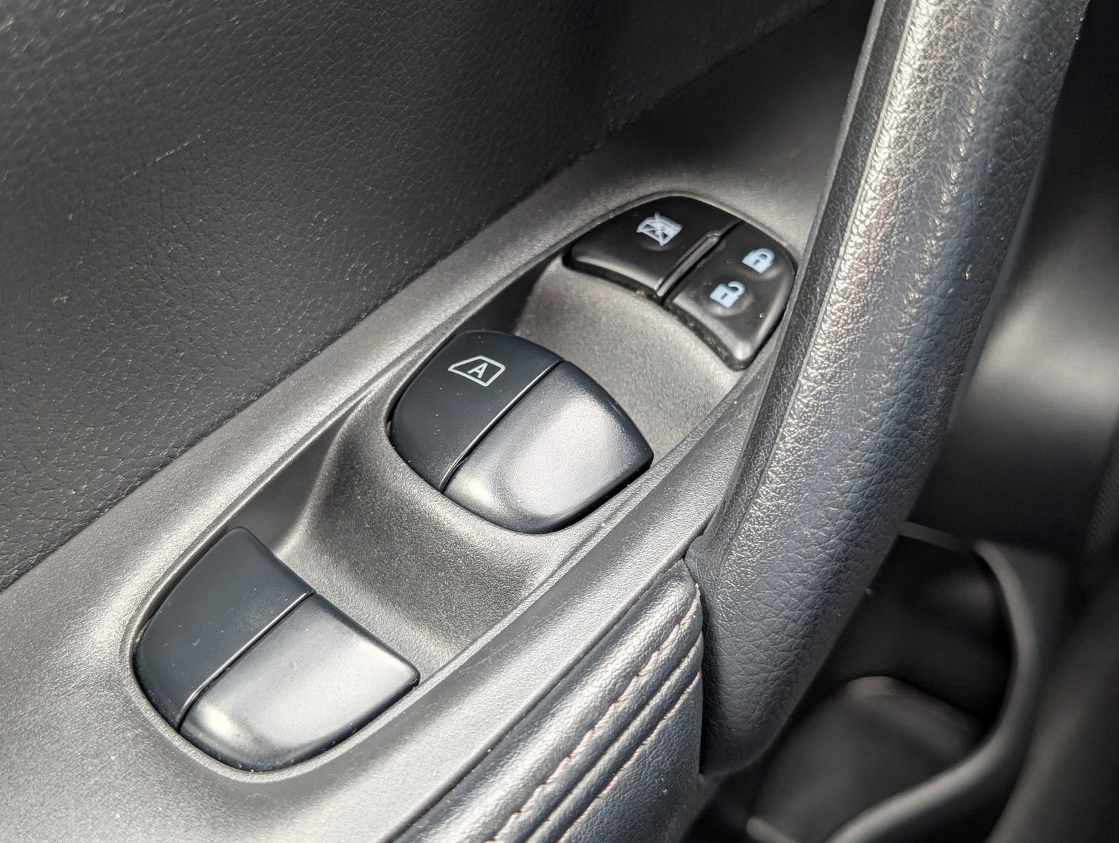 Used 2021 Nissan Rogue Sport S image 27