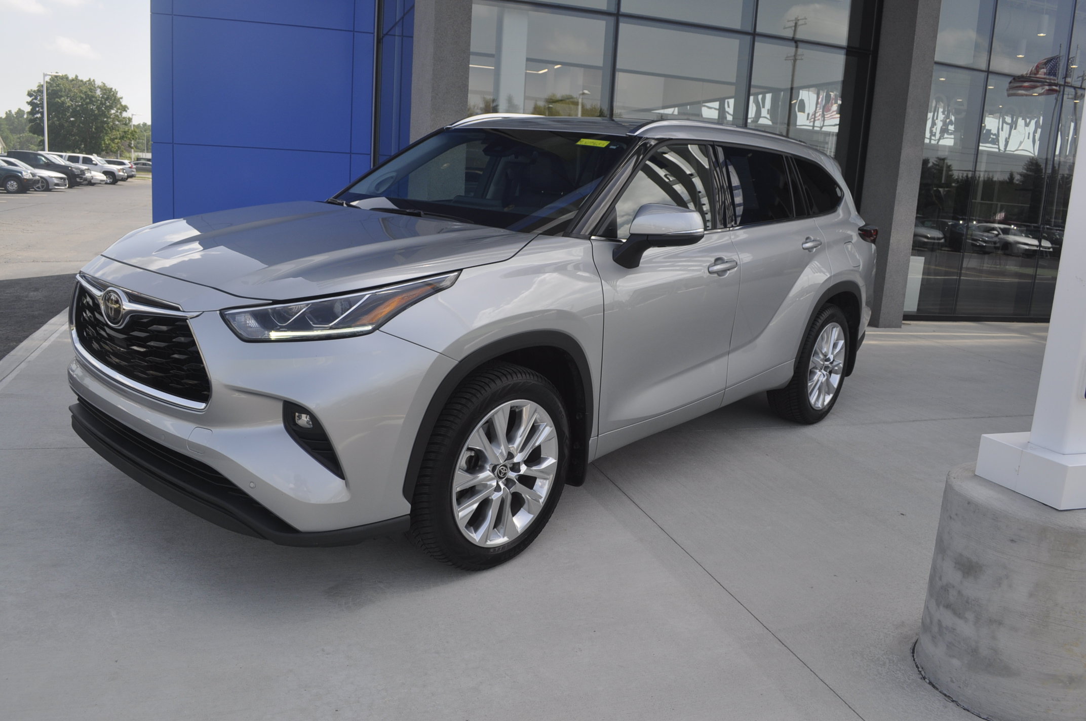 Used 2021 Toyota Highlander Limited AWD/4WD image 1