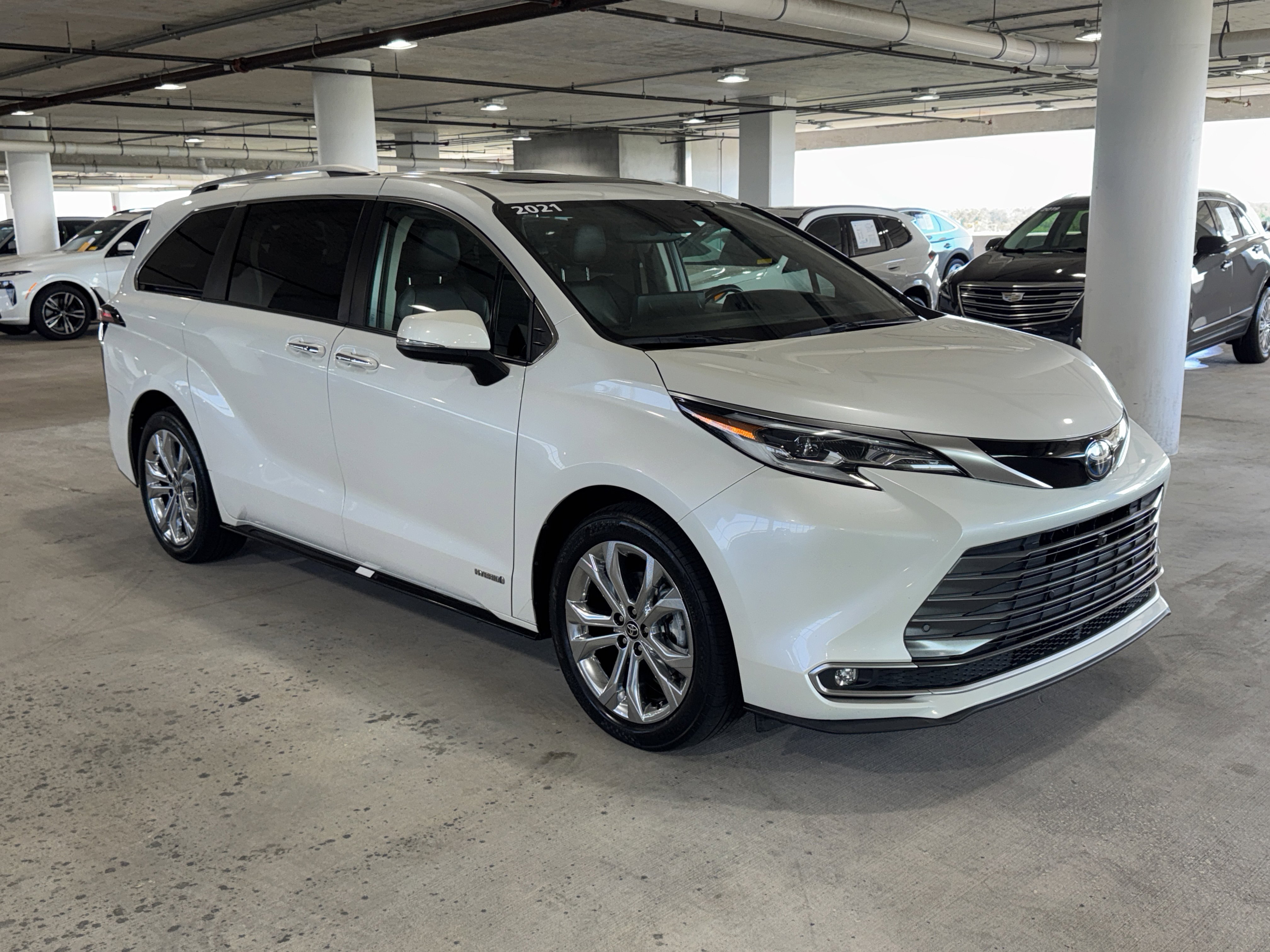 Used 2021 Toyota Sienna Platinum image 2