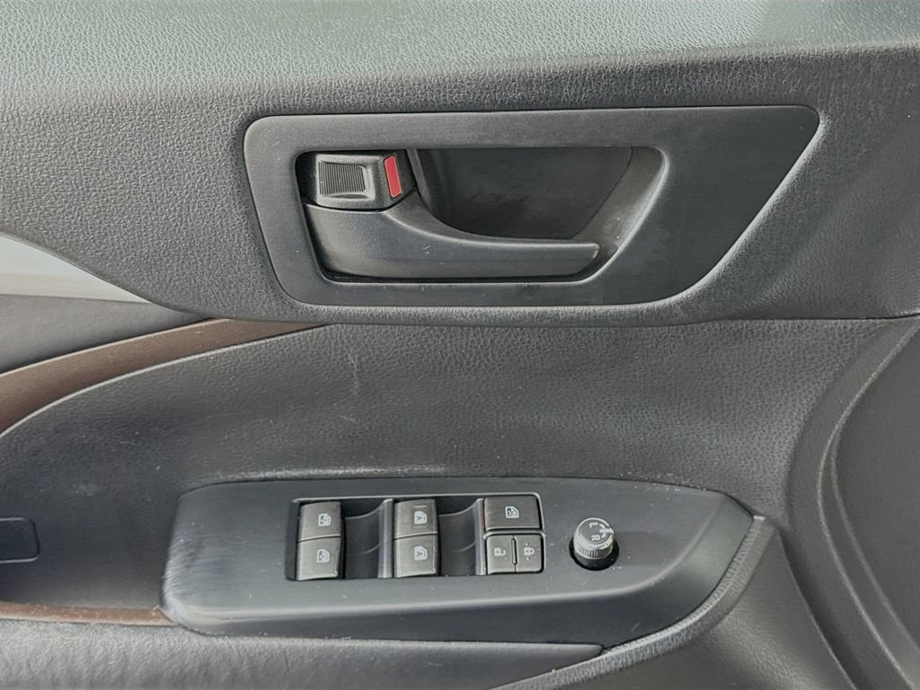 Used 2019 Toyota Highlander Plus AWD/4WD image 17