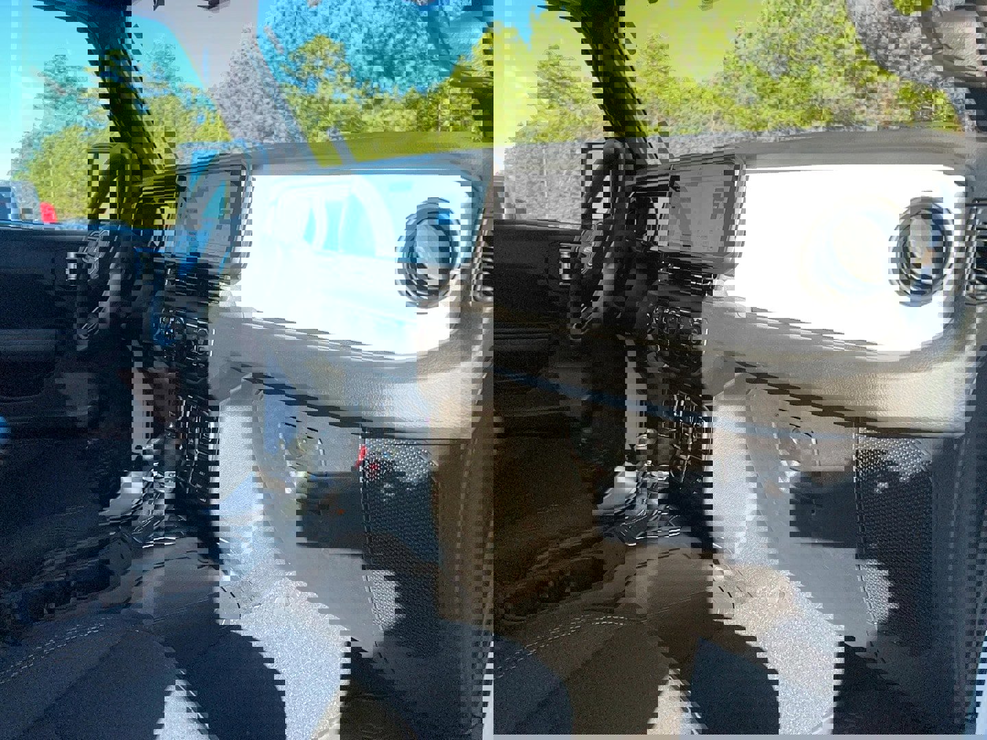 Used 2024 Jeep Wrangler Willys image 25