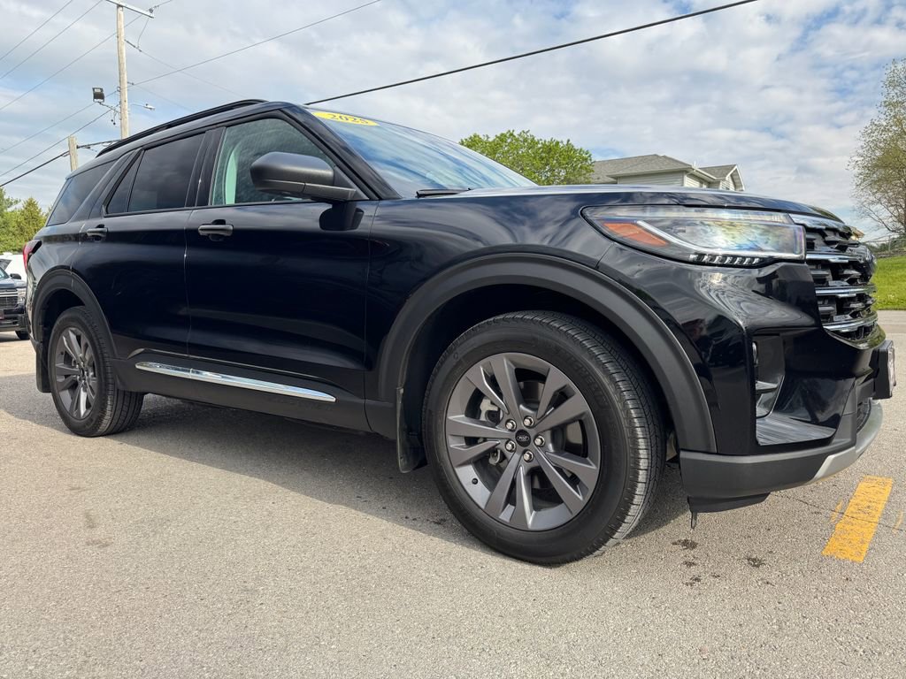 Used 2025 Ford Explorer Active w/ Active Comfort Package AWD/4WD image 3