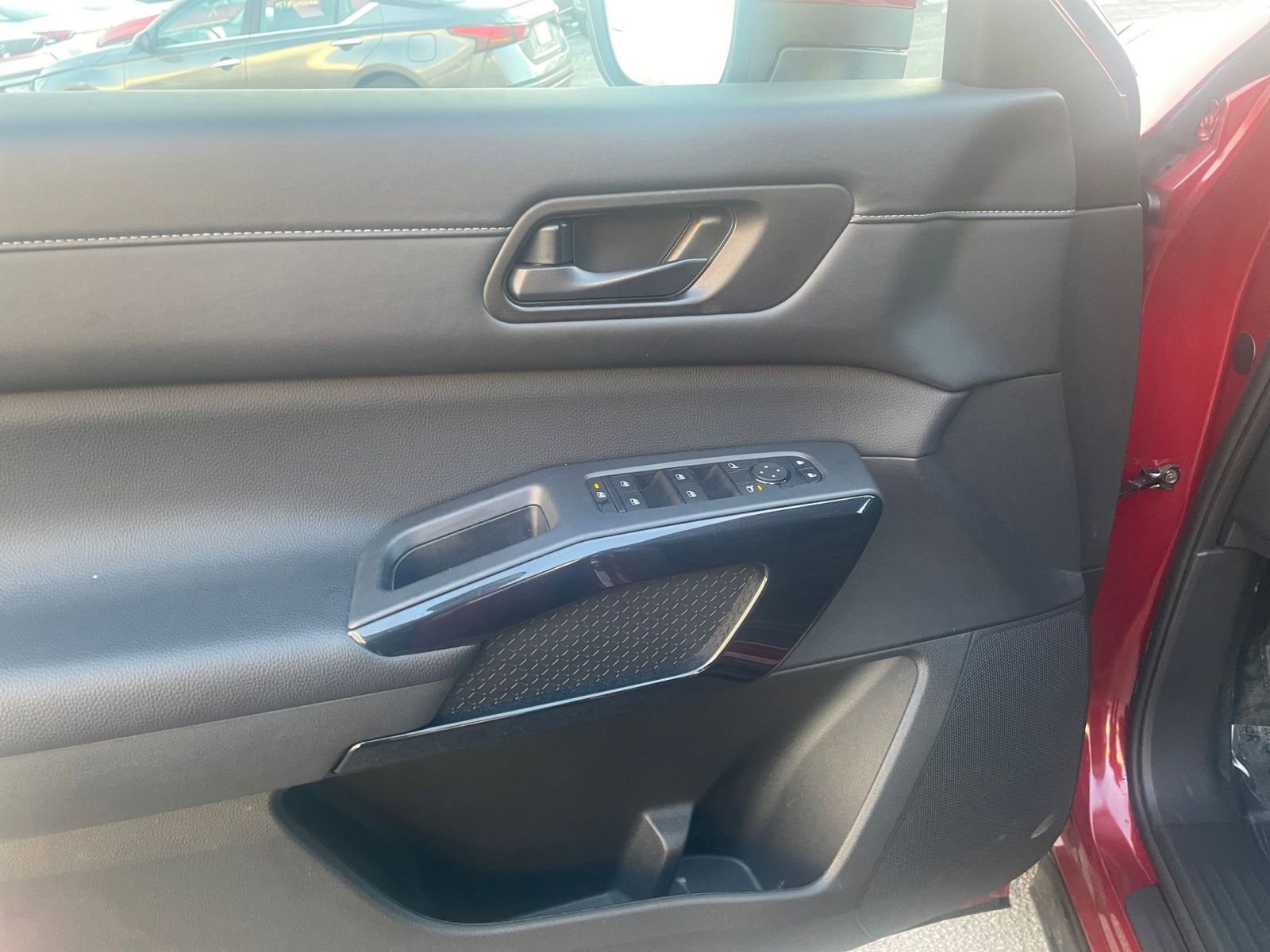 Used 2025 Nissan Pathfinder SV image 18