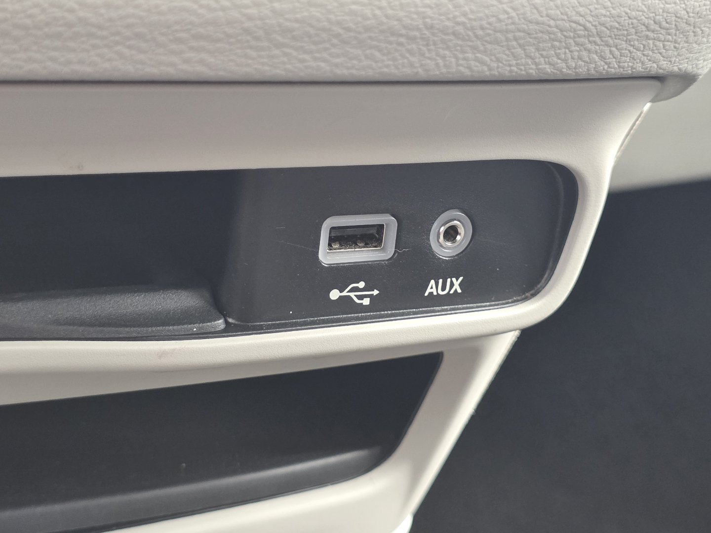 Used 2018 Chrysler Pacifica Touring-L w/ Premium Audio Group FWD image 4