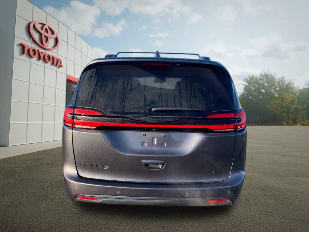 Used 2021 Chrysler Pacifica Touring-L w/ Uconnect Theater Family Group FWD image 4