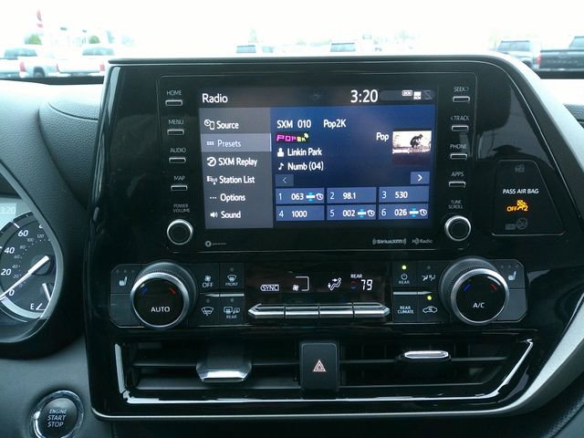 Used 2022 Toyota Highlander XLE AWD/4WD image 16
