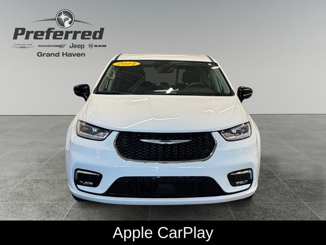 Used 2024 Chrysler Pacifica Touring-L image 11