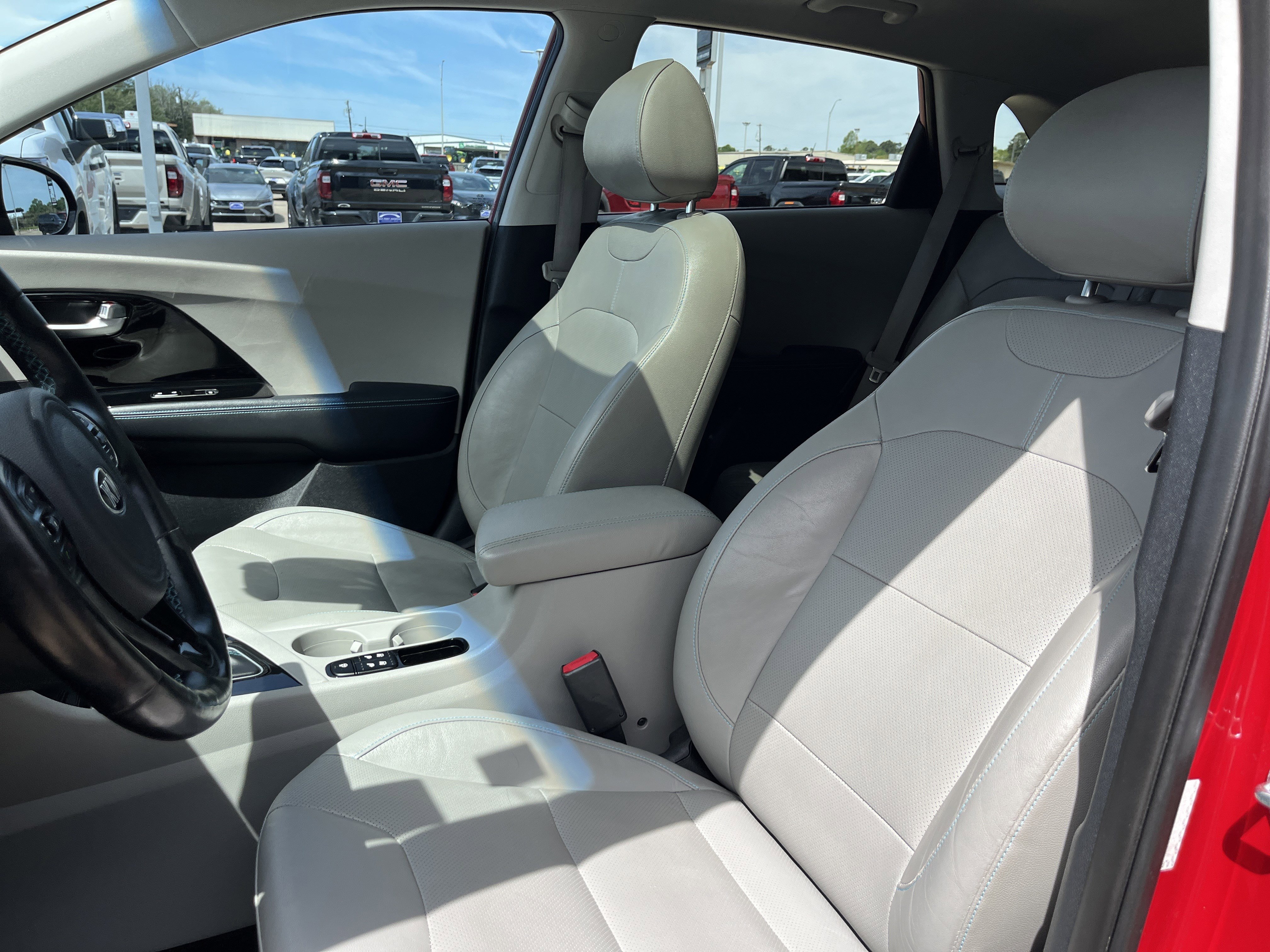 Used 2017 Kia Niro Touring w/ Advanced Technology Package image 9