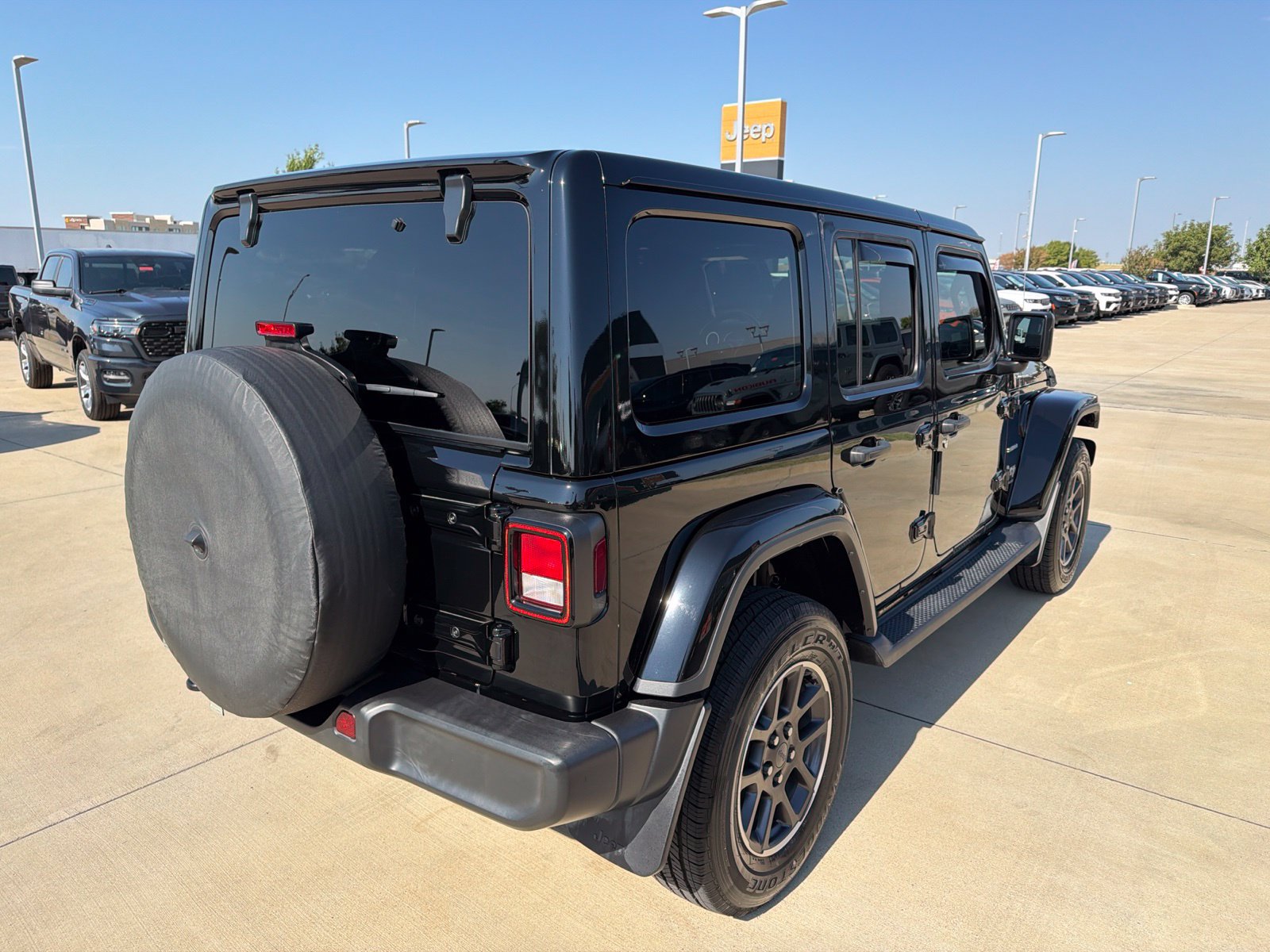 Used 2023 Jeep Wrangler Unlimited Sahara w/ Cold Weather Group AWD/4WD image 5