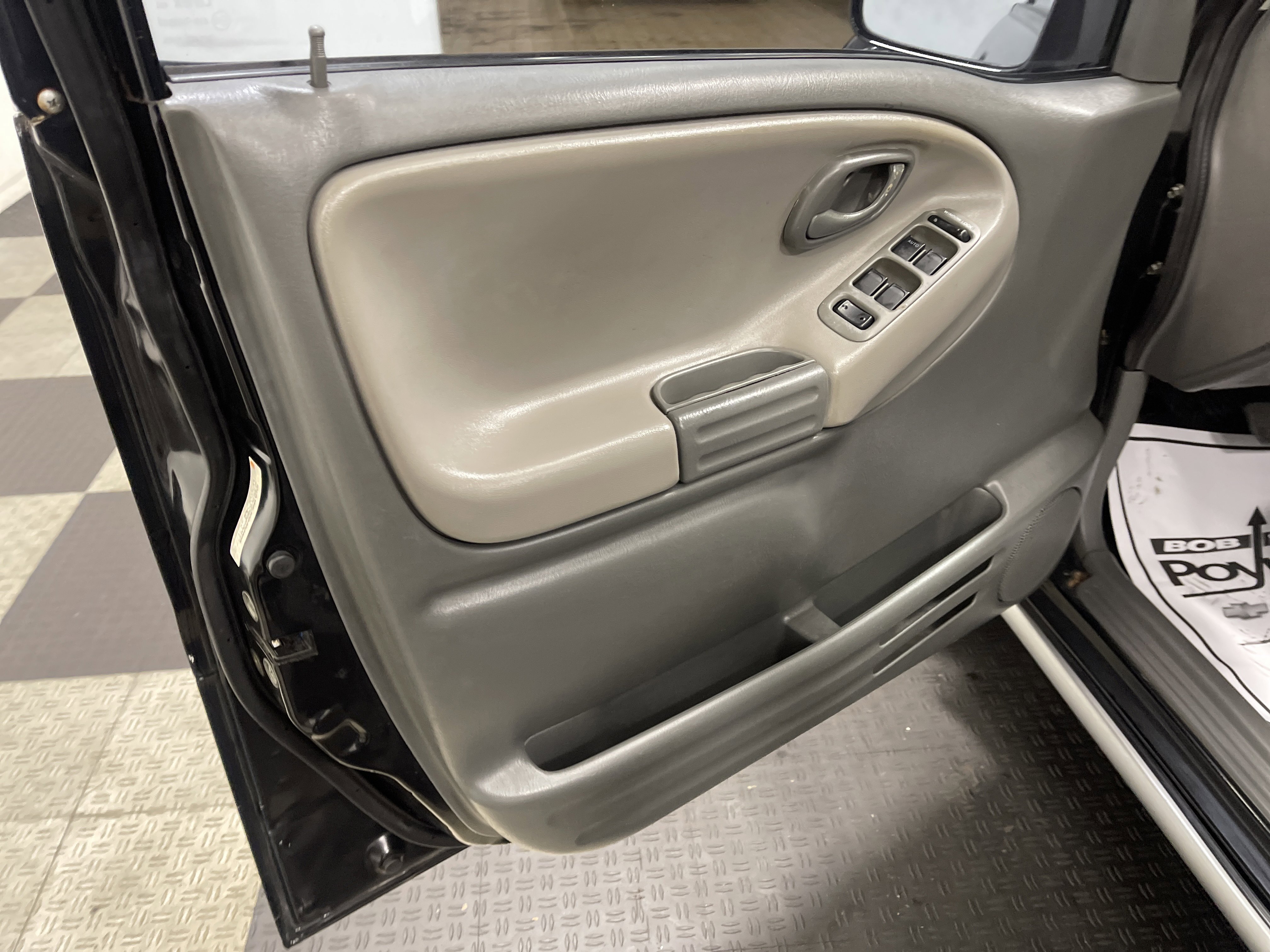 Used 2002 Chevrolet Tracker LT image 10