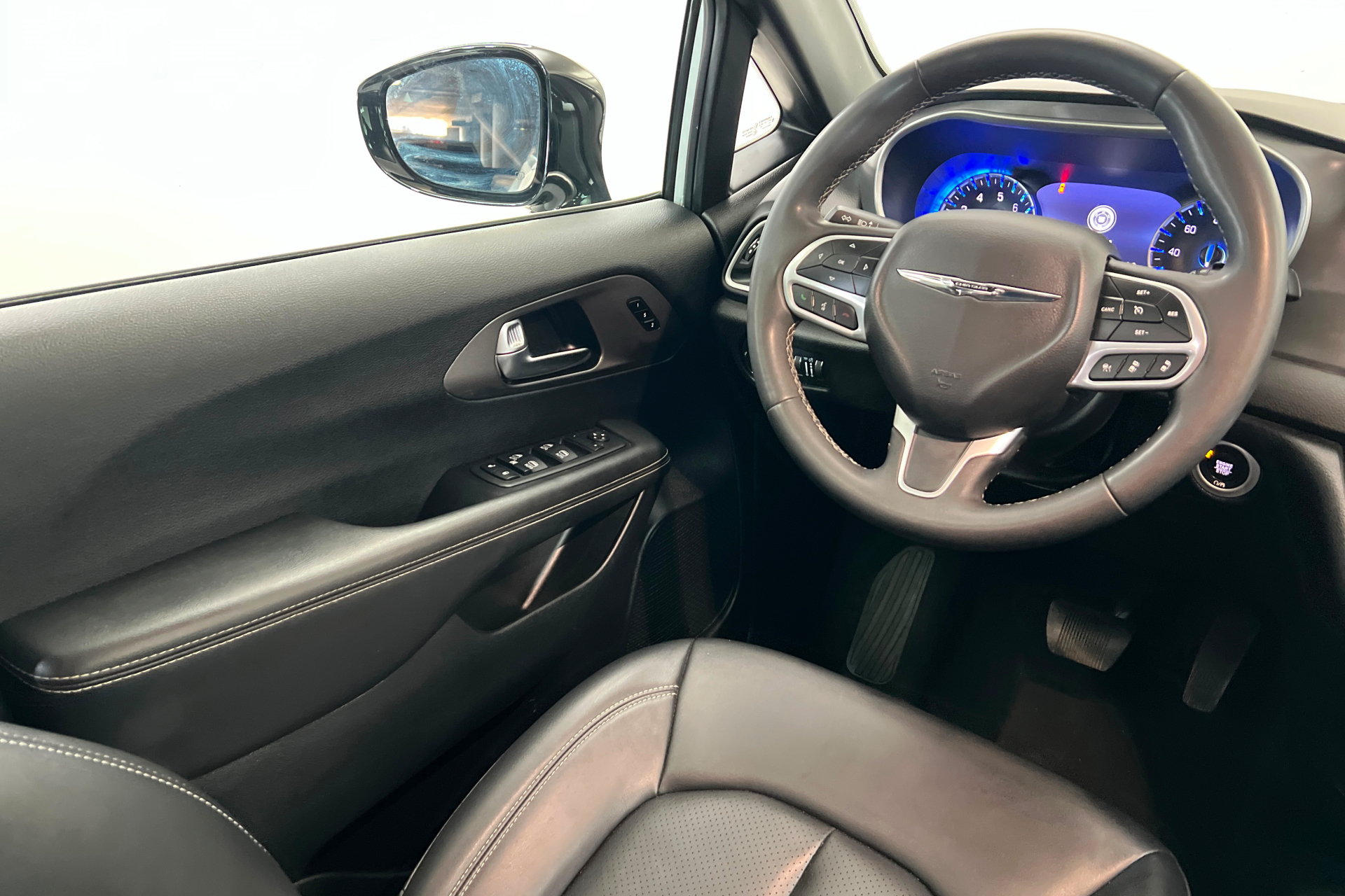 Certified 2025 Chrysler Pacifica Select FWD image 11