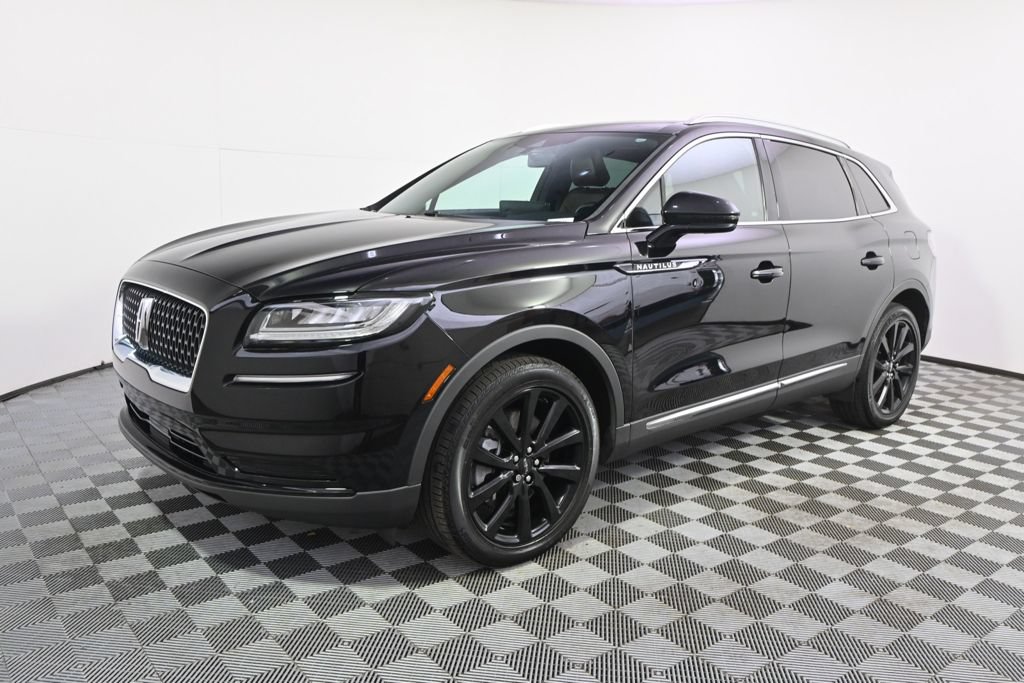 Used 2023 Lincoln Nautilus Reserve w/ Monochromatic Package AWD/4WD image 2