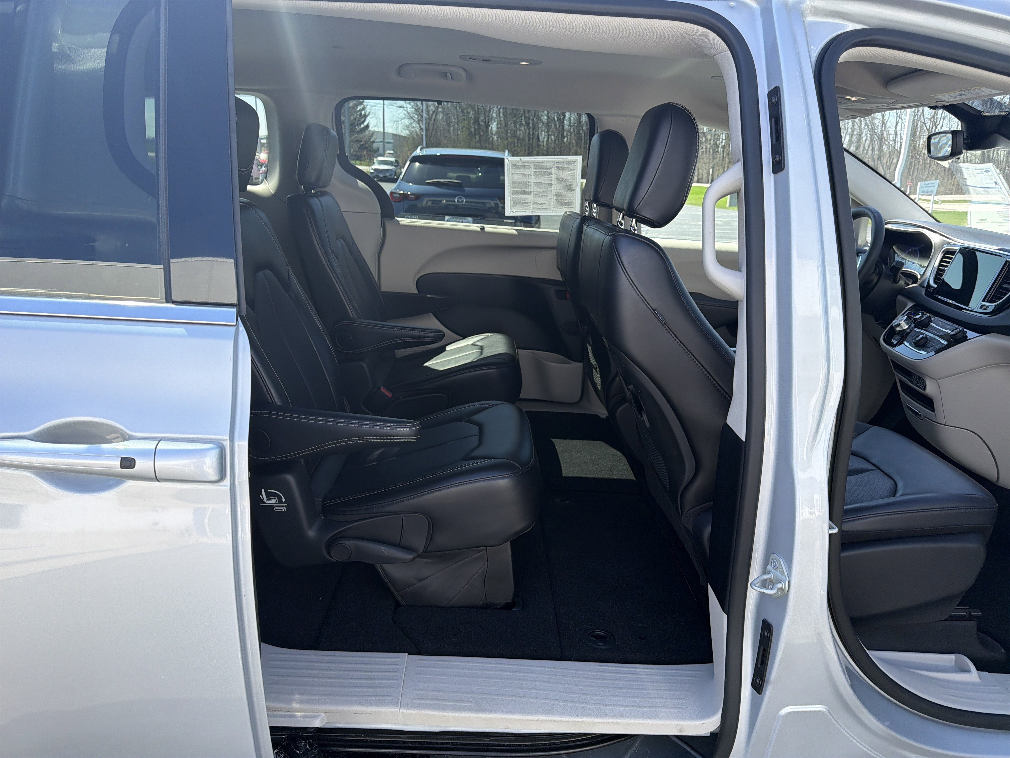 Used 2024 Chrysler Pacifica Touring-L FWD image 9