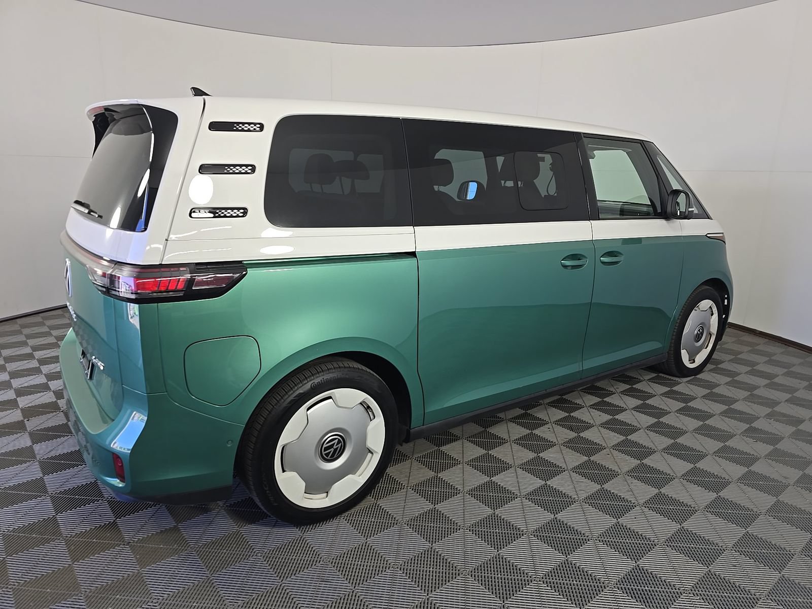 Used 2025 Volkswagen ID. Buzz 1st Edition RWD image 2
