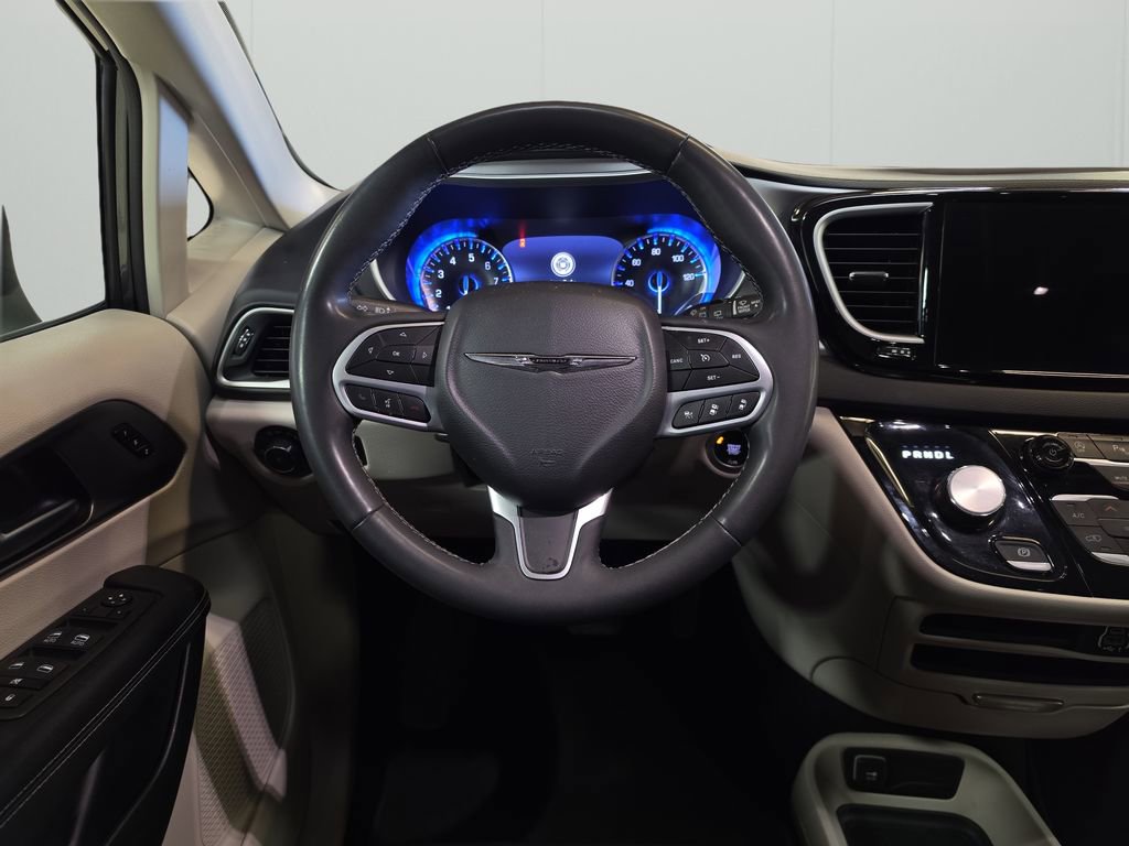 Certified 2023 Chrysler Pacifica Touring-L image 19