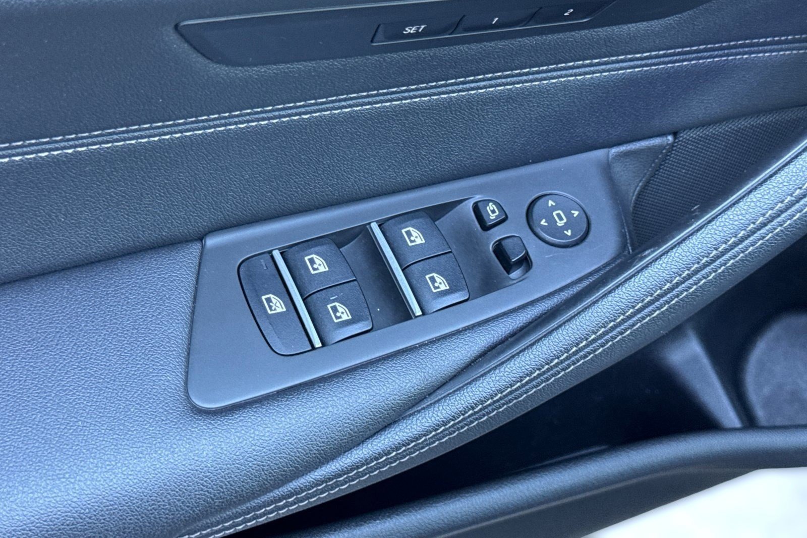 Used 2023 BMW 530e w/ Convenience Package image 12