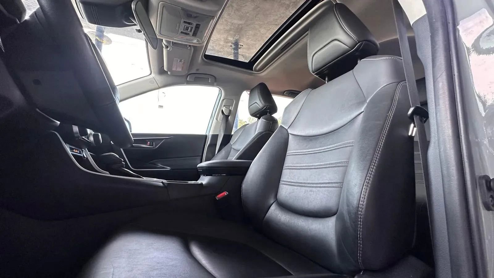 Used 2023 Toyota RAV4 XLE Premium image 8