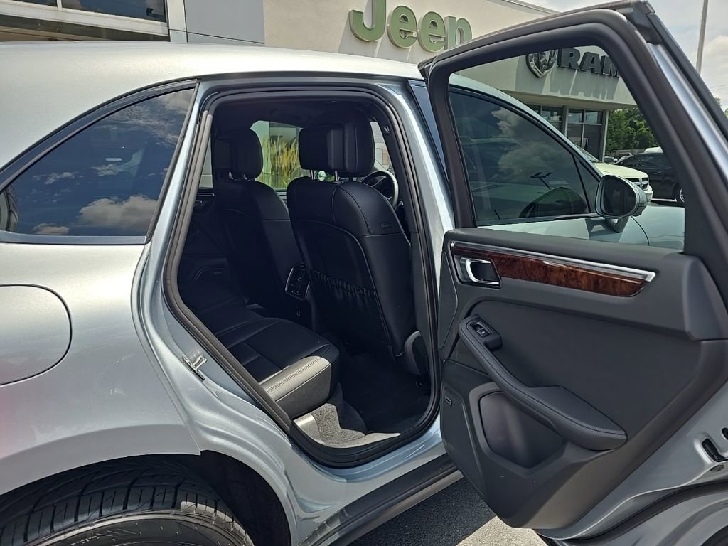 Used 2022 Porsche Macan S w/ Premium Package image 18