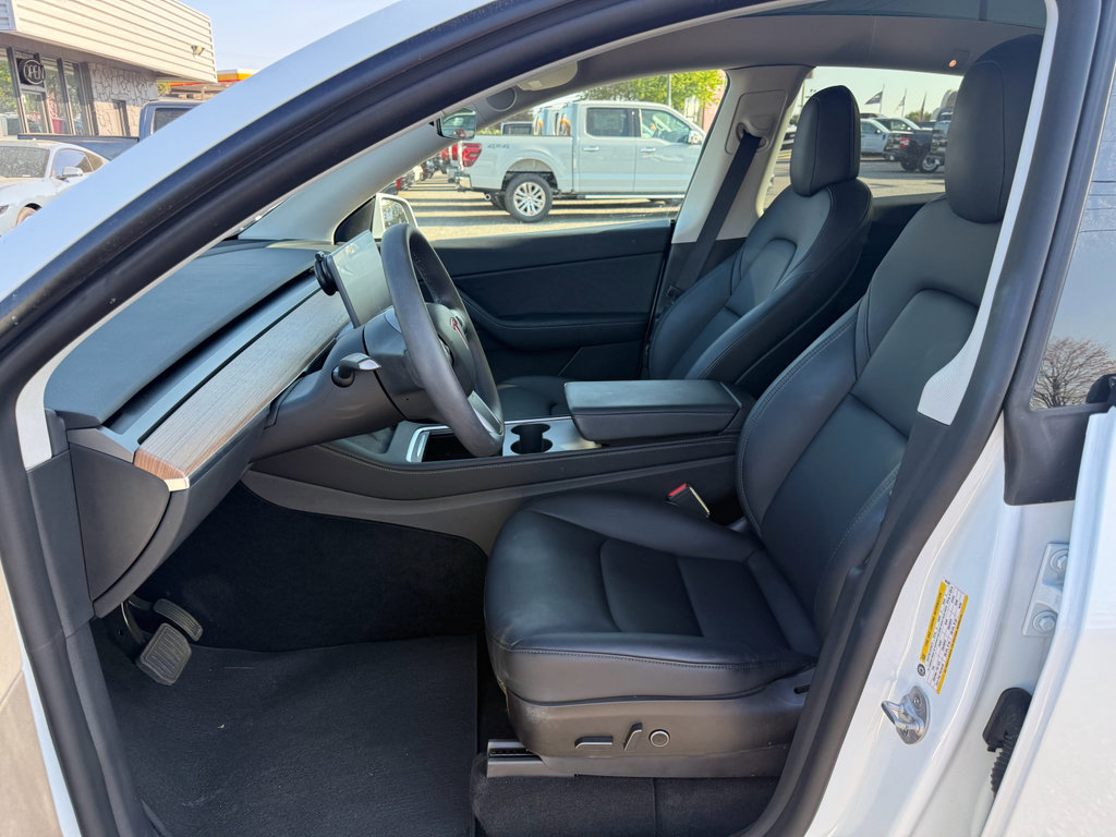 Used 2022 Tesla Model Y Long Range image 12