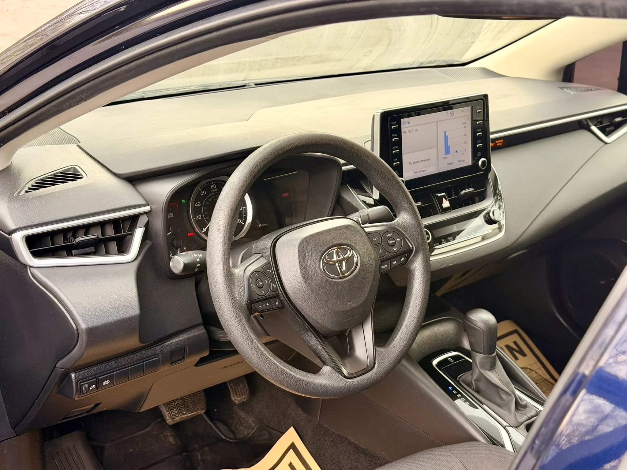 Used 2020 Toyota Corolla LE FWD image 12