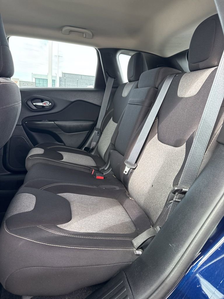 Used 2015 Jeep Cherokee Sport image 17