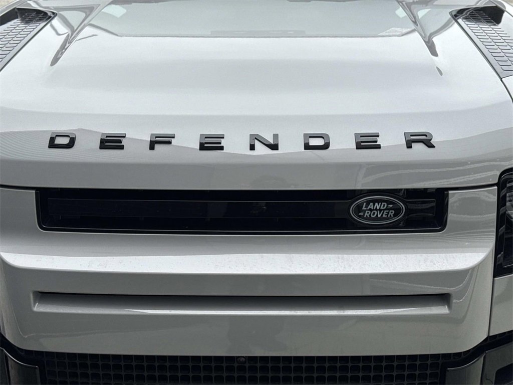 New 2026 Land Rover Defender 110 X-Dynamic SE image 9