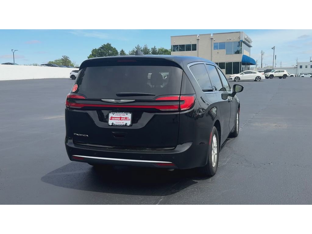 Used 2024 Chrysler Pacifica Touring-L FWD image 7