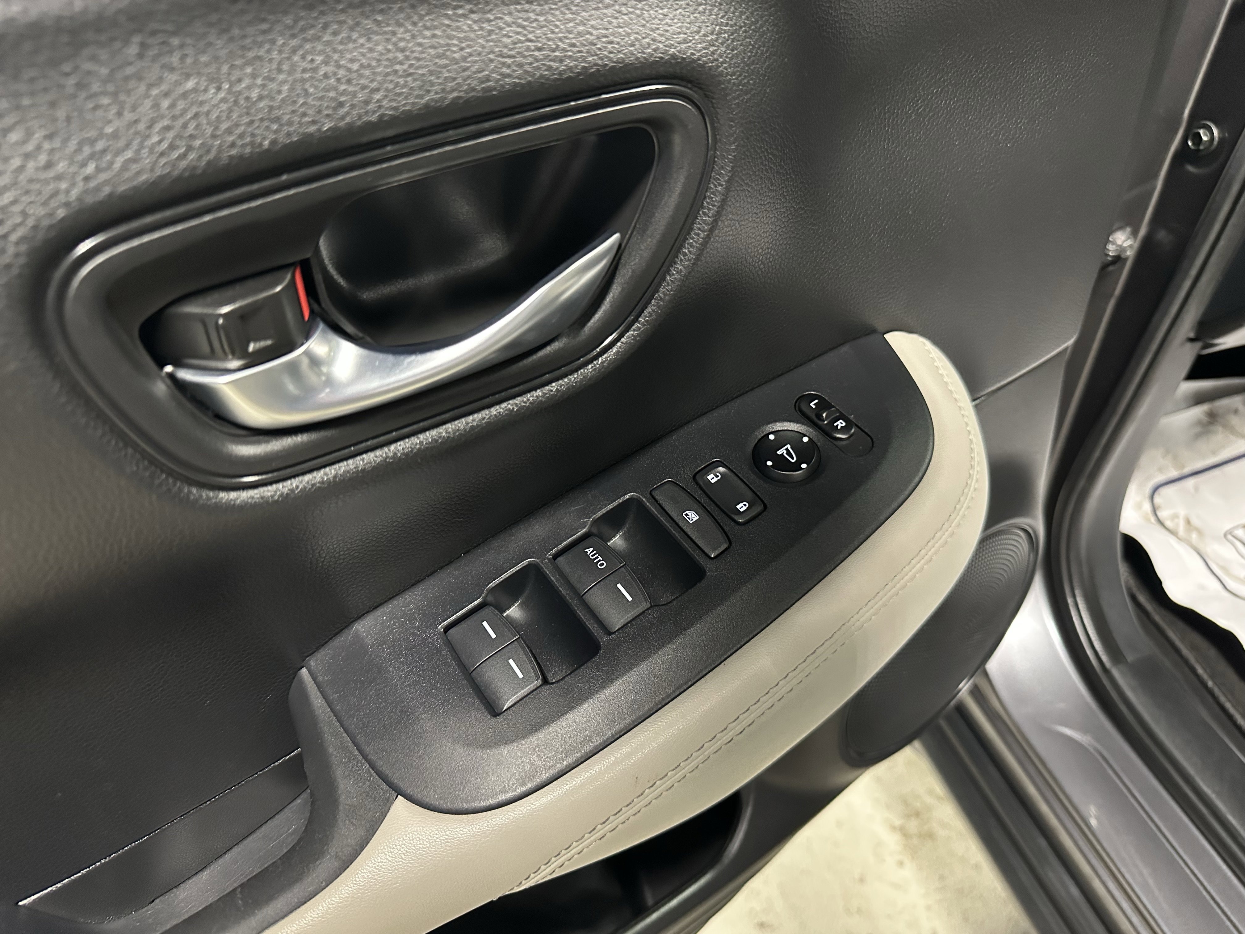 Used 2023 Honda HR-V LX image 17