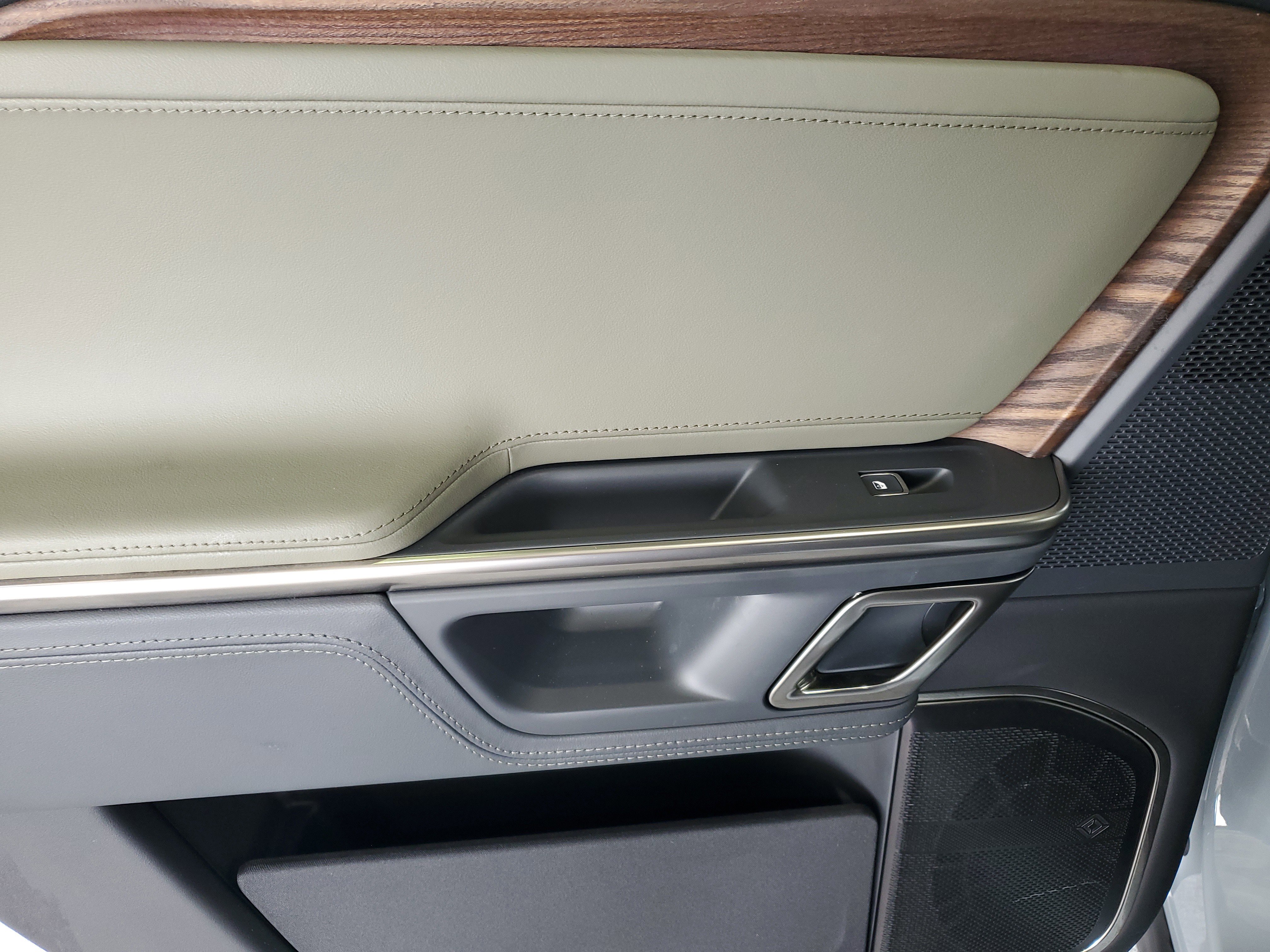 Used 2024 Rivian R1S Adventure image 15