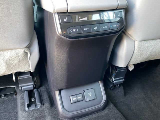 Used 2023 Toyota Highlander Platinum AWD/4WD image 12