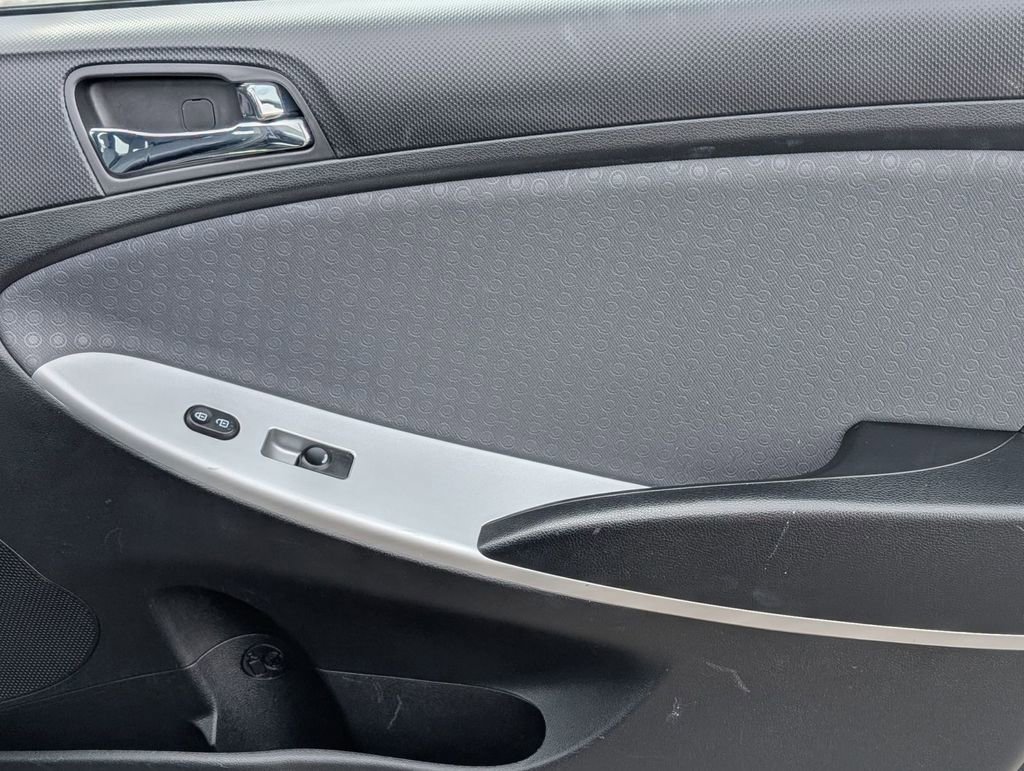 Used 2013 Hyundai Accent SE image 42
