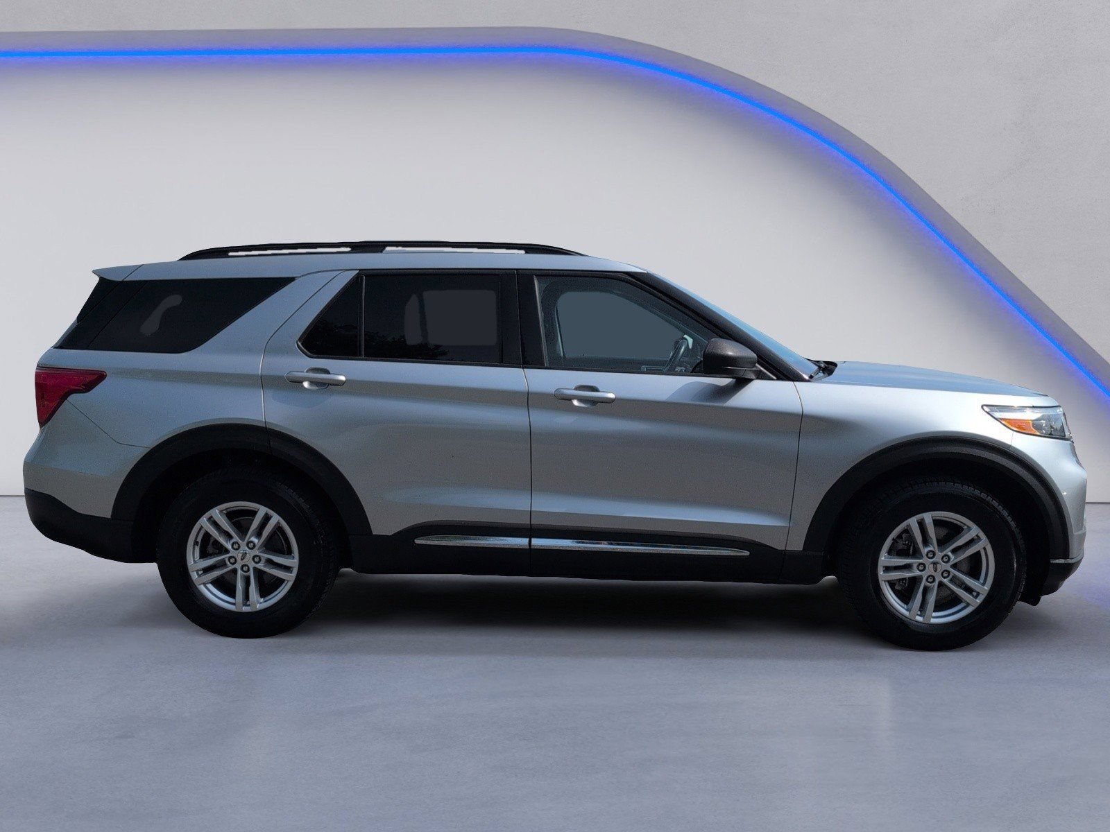 Used 2020 Ford Explorer XLT w/ Equipment Group 202A AWD/4WD image 12