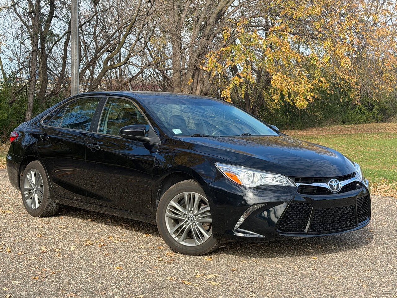 Used 2016 Toyota Camry SE w/ Moonroof Package FWD image 3
