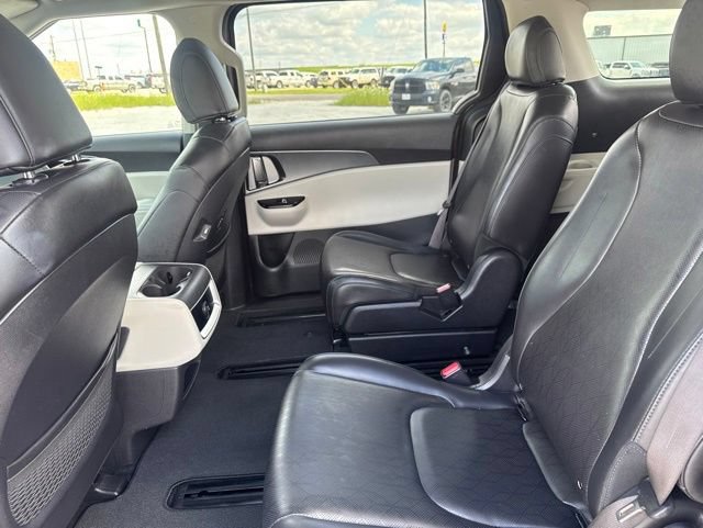 Used 2023 Kia Carnival LX FWD image 19