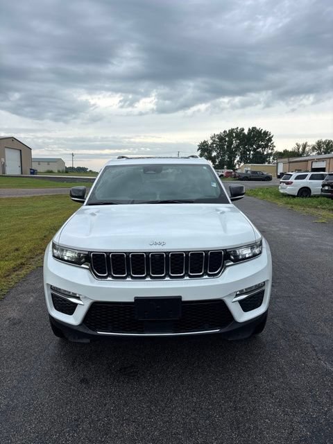 Used 2025 Jeep Grand Cherokee Limited w/ Luxury Tech Group II AWD/4WD image 2